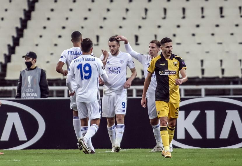 Penyerang Leicester City Jamie Vardy (tengah) bersama rekan-rekannya merayakan gol ke gawang AEK AThens di LIga Europa. 
