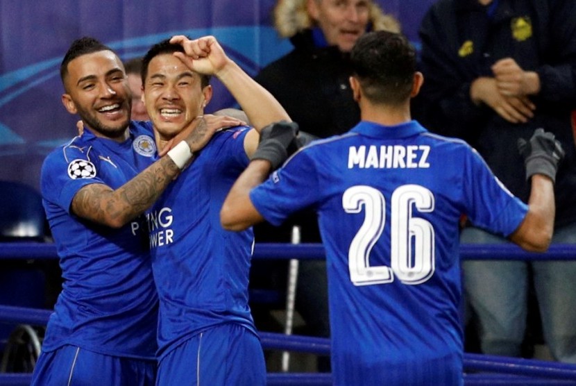 Penyerang Leicester City Shinji Okazaki (tengah) bersama Danny Simpson dan Riyad Mahrez.