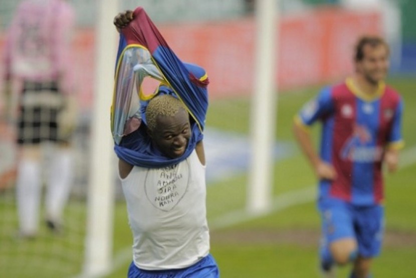 Penyerang Levante, Arouna Kone saat merayakan gol ke-17nya ke gawang Granada, dalam lanjutan La Liga Spanyol. Jika ia mencetak satu gol lagi, penyerang asal Pantai Gading itu harus kembali dari masa pinjamannya ke Sevilla.