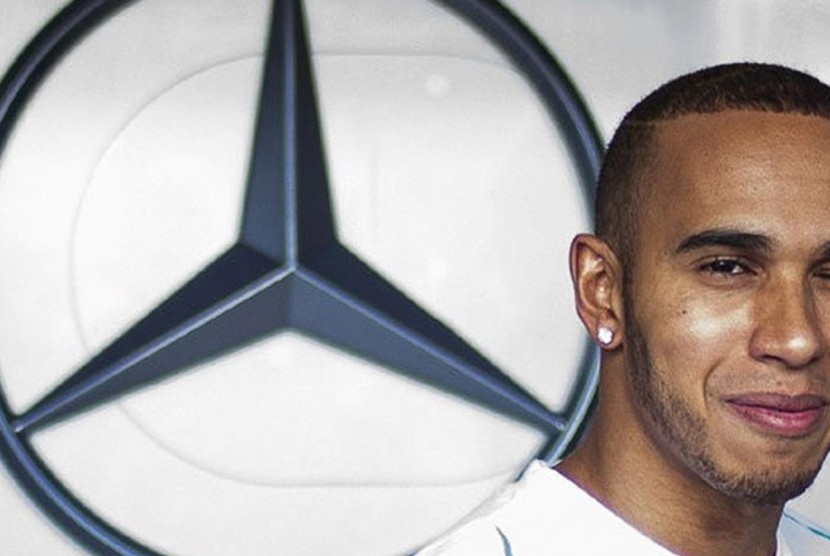 Penyerang Lewis Hamilton.