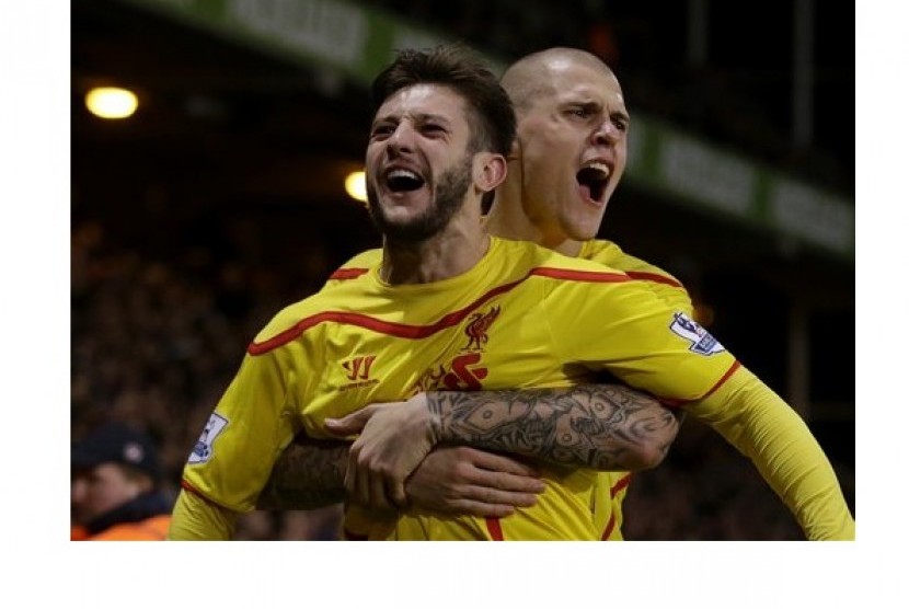 Penyerang Liverpool Adam Lallana (depan) merayakan golnya ke gawang Crystal Palace bersama Martin Skrtel dalam lanjutan Piala FA, Ahad (15/2). Liverpool menang 2-1 dan lolos ke perempat final.