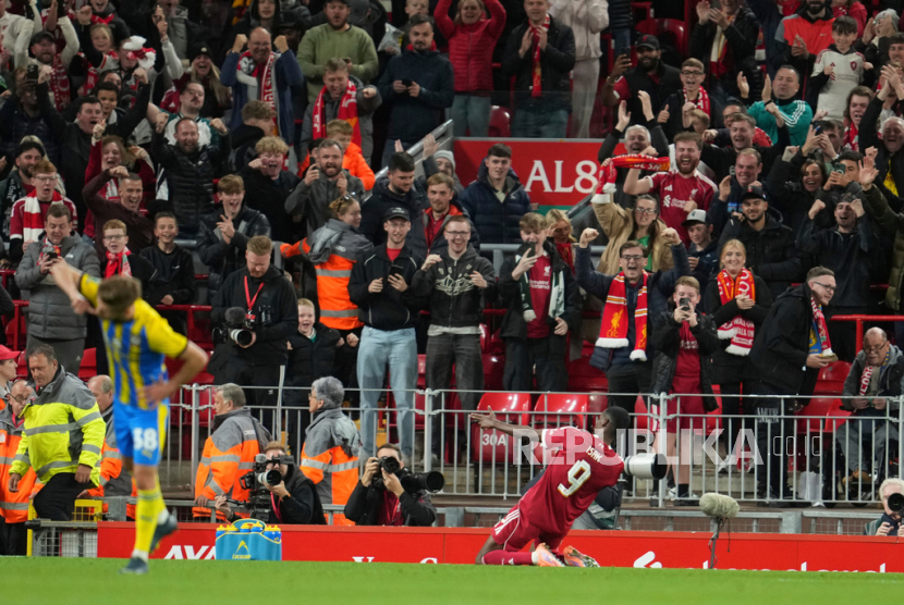 Penyerang Liverpool Alexander Isak merayakan golnya ke gawang Southampton di Piala Liga Inggris.