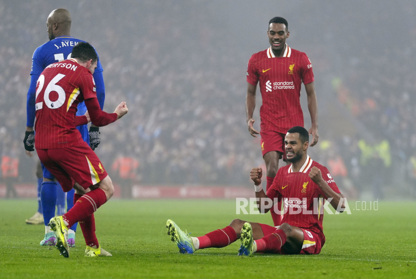 Penyerang Liverpool Cody Gakpo merayakan golnya ke gawang Leicester dalam pertandingan Liga Primer Inggris di Anfield, Jumat (27/12/2024) dini hari WIB. Liverpool mengalahkan Leicester 3-1.