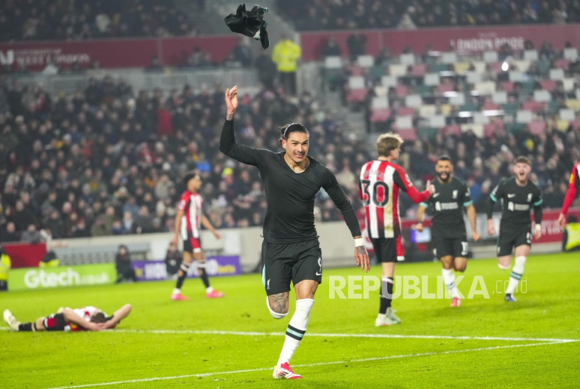 Penyerang Liverpool Darwin Nunez berselebrasi selepas mencetak gol ke gawang Brentford dalam pertandingan Liga Primer Inggris di Stadion Gtech Community, Sabtu (18/1/2025).