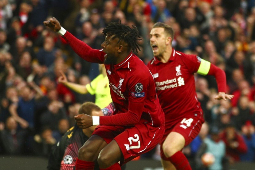 Penyerang Liverpool Divock Origi (kiri) merayakan golnya ke gawang Barcelona.