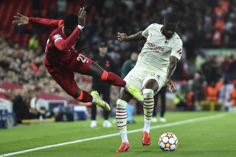 Penyerang Liverpool Divock Origi (kiri) saat menghadapi AC Milan.