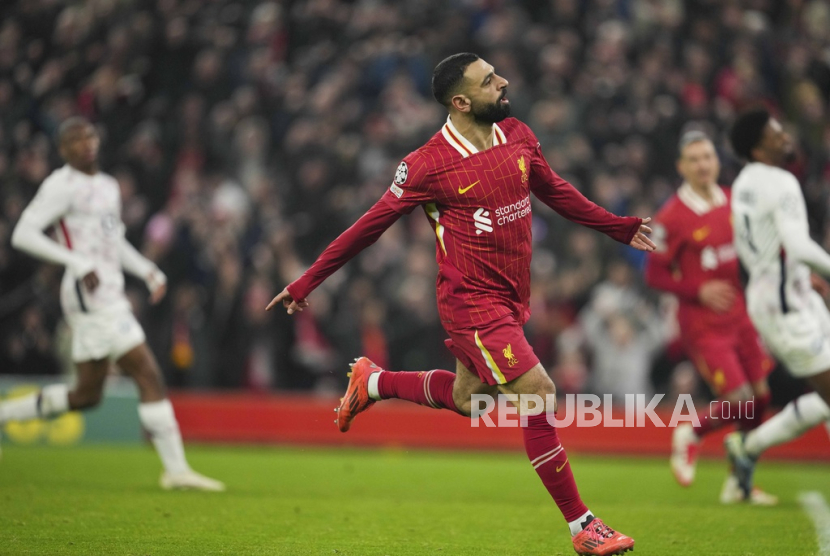 Penyerang Liverpool Mohamed Salah berselebrasi setelah menjebol gawang Lille di Liga Champions.