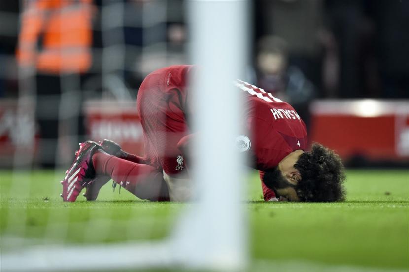 Penyerang Liverpool Mohamed Salah bersujud setelah menjebol gawang Everton dalam pertandingan Liga Primer Inggris di Stadion Anfield, Selasa (14/2/2023) dini hari WIB. Liverpool menang 2-0.