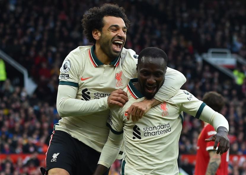 Penyerang Liverpool Mohamed Salah (kiri) bersama Naby Keita merayakan gol ke gawang Manchester United.