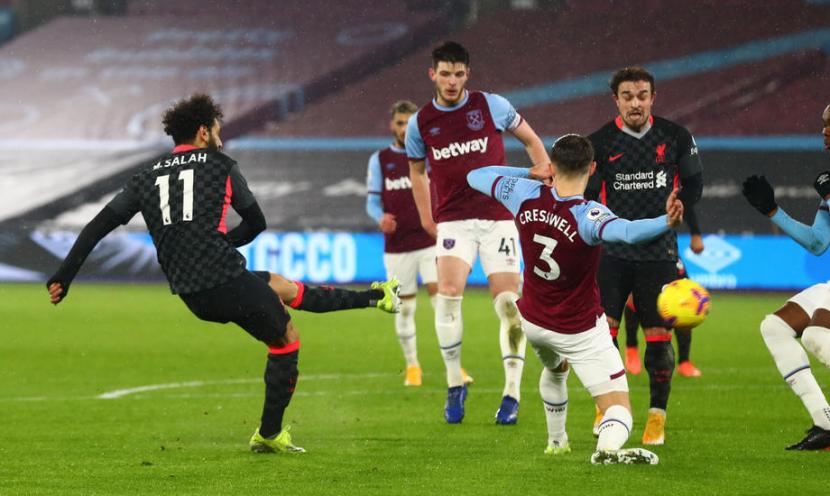 Penyerang Liverpool Mohamed Salah (kiri) menjebol gawang West Ham United.