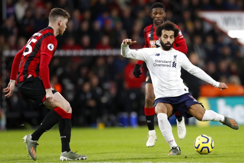 Penyerang Liverpool Mohamed Salah (membawa bola) mencetak satu gol saat timnya mengalahkan Bournemouth 3-0 dalam pertandingan Liga Inggris, Sabtu (7/12).