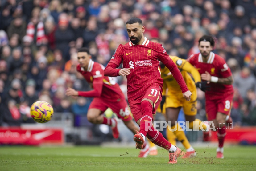 Penyerang Liverpool Mohamed Salah mencetak gol dari titik penalti.