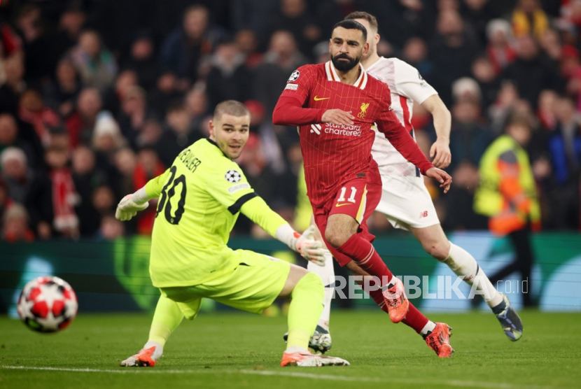 Penyerang Liverpool Mohamed Salah mencoba mencetak gol ke gawang Lille dalam lanjutan Liga Champions.