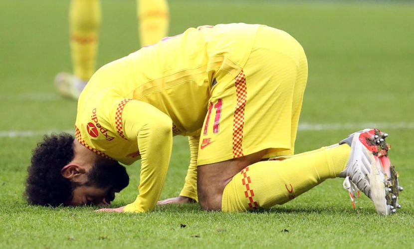Penyerang Liverpool Mohamed Salah merayakan golnya ke gawang AC Milan dalam pertandingan Liga Champions dengan bersujud syukur.