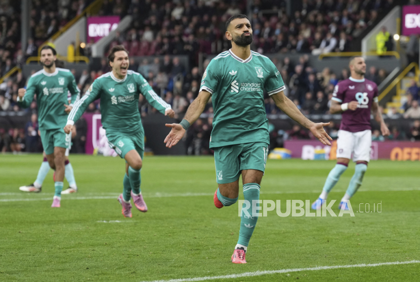 Penyerang Liverpool Mohamed Salah merayakan golnya ke gawang Burnley dalam lanjutan Liga Primer Inggris, Ahad (14/9/2025).