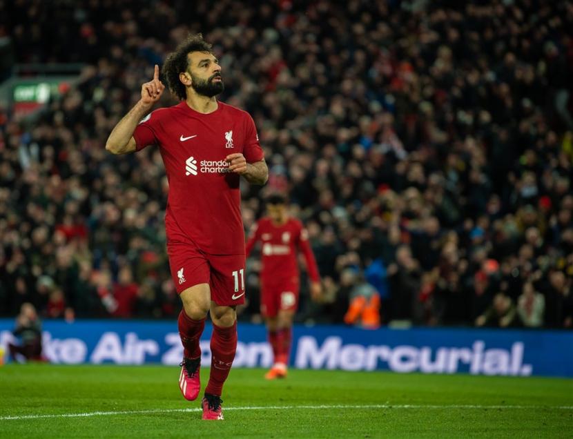 Penyerang Liverpool Mohamed Salah merayakan golnya ke gawang Manchester United dalam lanjutan Liga Primer Inggris di Anfield.