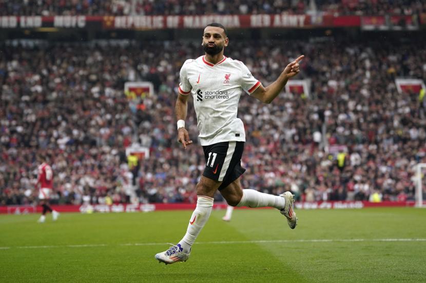 Penyerang Liverpool Mohamed Salah merayakan golnya ke gawang Manchester United dalam lanjutan Liga Primer Inggris, Ahad (1/9/2024).