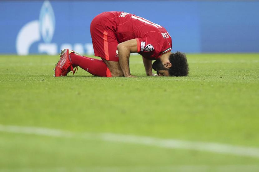 Penyerang Liverpool, Mohamed Salah merayakan golnya ke gawang Porto dengan bersujud.