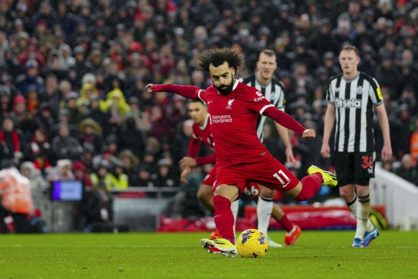 Penyerang Liverpool Mohamed Salah saat gagal mengeksekusi penalti ke gawang Newcastle United dalam lanjutan Liga Primer Inggris di Anfield, Selasa (2/1/2024) dini hari WIB.