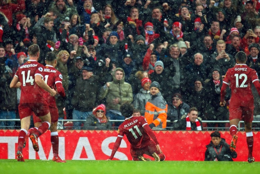 Penyerang Liverpool Mohamed Salah (tengah) melakukan selebrasi setelah membawa Liverpool unggul 1-0 ketika melawan Everton pada pertandingan Liga Primer di Anfield, Liverpool, Inggris, 10 Desember 2017. Liverpool mengakhiri pertandingan dengan skor imbang 1-1. 