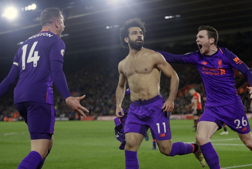 Penyerang Liverpool Mohamed Salah (tengah) merayakan golnya ke gawang Southampton.