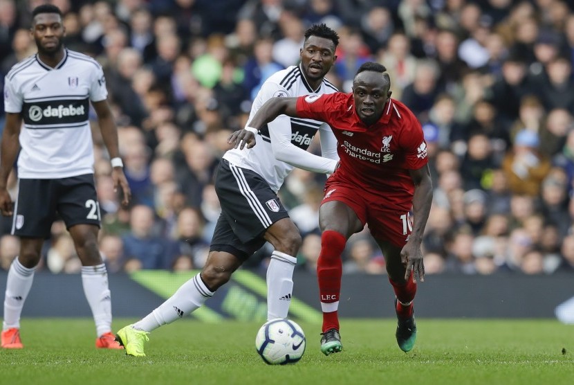 Penyerang Liverpool Sadio Mane (kanan).