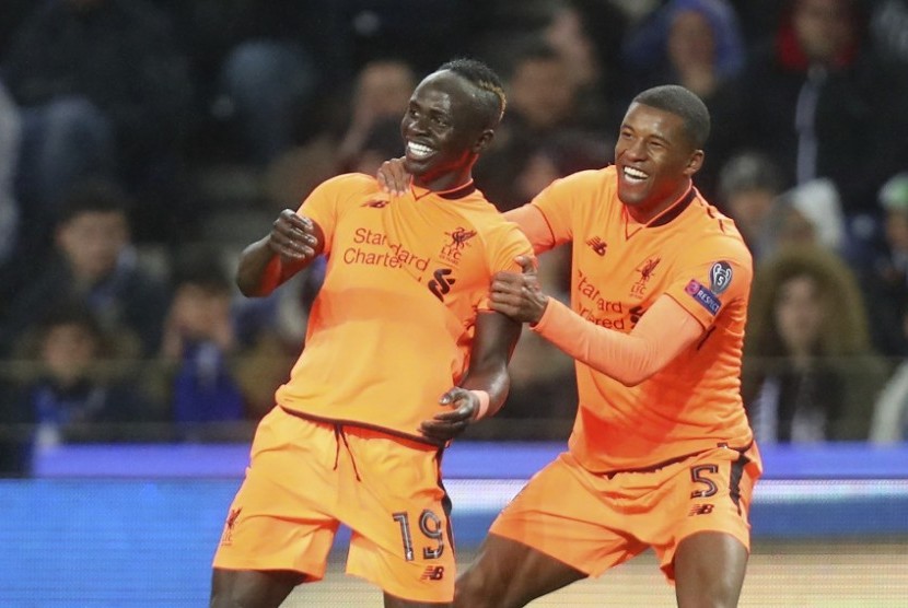 Penyerang Liverpool Sadio Mane (kiri) merayakan golnya bersama Georgino Wijnaldum.