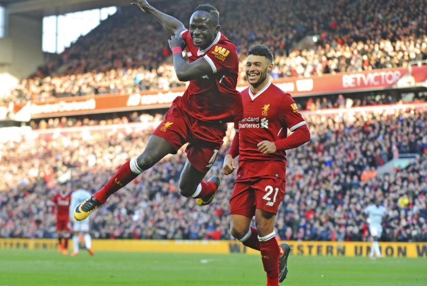 Penyerang Liverpool Sadio Mane (kiri) merayakan golnya ke gawang West Ham United.