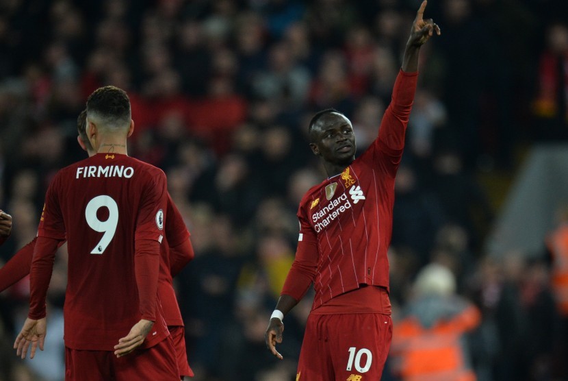 Penyerang Liverpool Sadio Mane merayakan gol bersama rekannya Roberto Firmino 