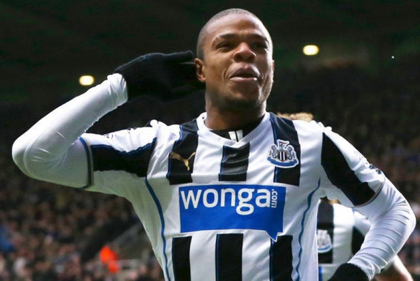 Penyerang Loic Remy.