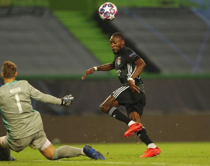 Penyerang Lyon Karl Toko Ekambi saat mencetak peluang saat Lyon melakoni laga semifinal melawan Muenchen, Kamis (20/8) dini hari WIB