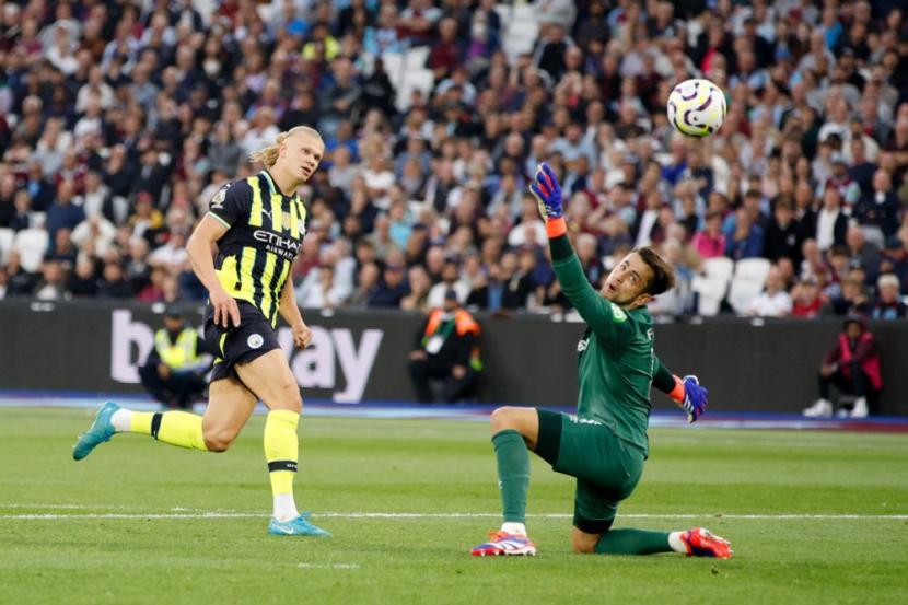 Penyerang Manchester City Erling Haaland menaklukkan kiper West Ham United Lukasz Fabianski. 