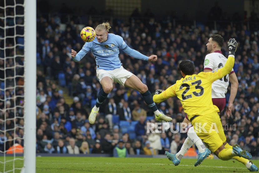 Penyerang Manchester City Erling Haaland mencetak gol ke gawang West Ham United dalam anjutan Liga Primer Inggris di Stadion Etihad, Manchester, Sabtu (4/1/2025).