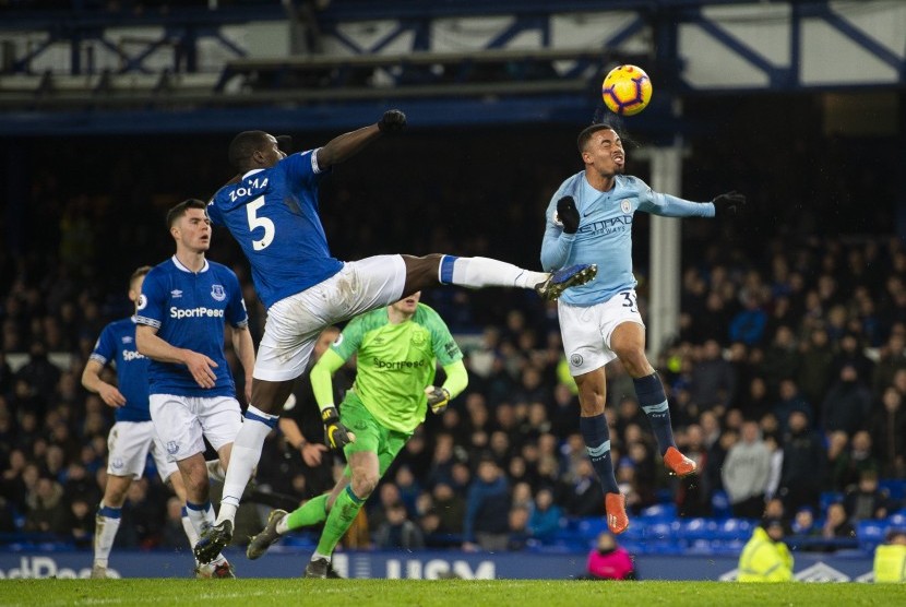 Penyerang Manchester City, Gabriel Jesus (kanan) saat menyundul bola ke arah Gawang Everton dalam lanjutan Liga Primer Inggris pekan ke-26 Liga Primer Inggris di Goodison Park, Liverpool, Kamis (7/2) dini hari WIB.