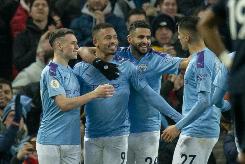 Penyerang Manchester City Gabriel Jesus (kedua kiri) merayakan golnya ke gawang Everton bersama rekan-rekannya. City menang 2-1 atas Everton lewat dua gol Jesus.