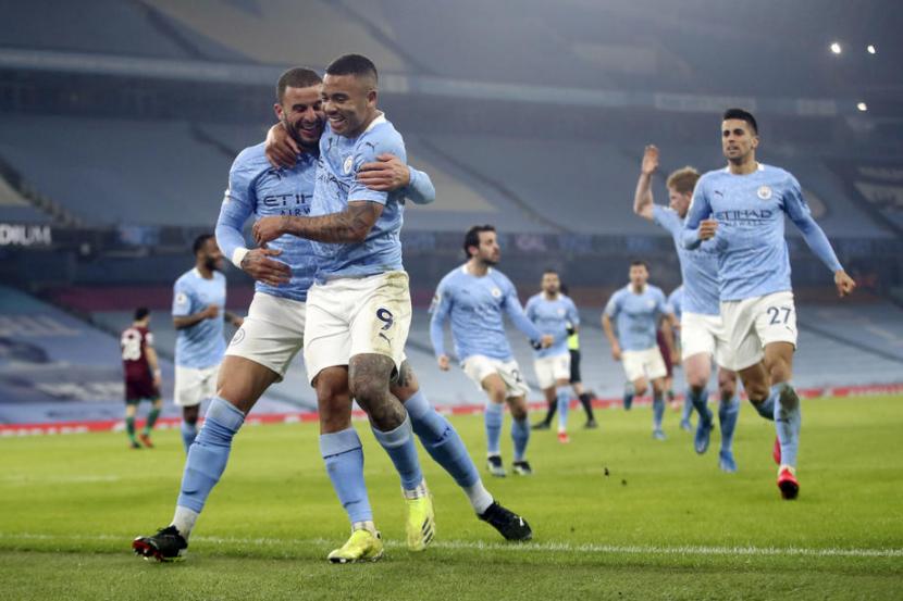 Penyerang Manchester City Gabriel Jesus (kedua kiri) merayakan golnya ke gawang Wolverhampton Wanderers.