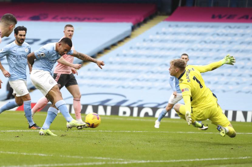 Penyerang Manchester City, Gabriel Jesus mencetak gol kemenangan atas Sheffield United. City kini mengoleksi 44 poin dan unggul tiga poin atas rival sekotanya, MU, yang berada di posisi kedua.