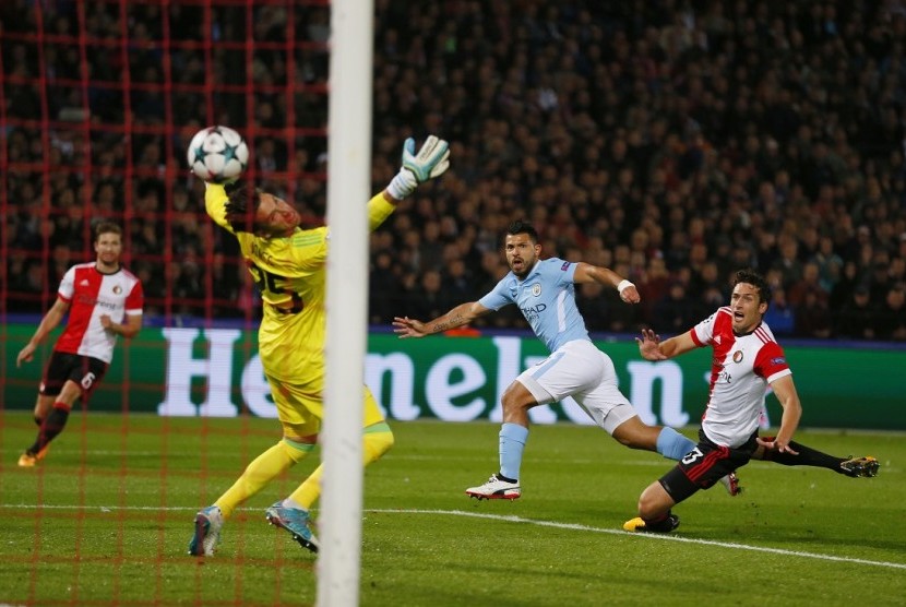 Penyerang Manchester City Sergio Aguero (kedua kanan) saat menjebol gawang Feyenoord.