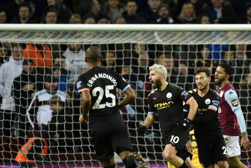 Penyerang Manchester City Sergio Aguero merayakan gol ke gawang Aston Villa.