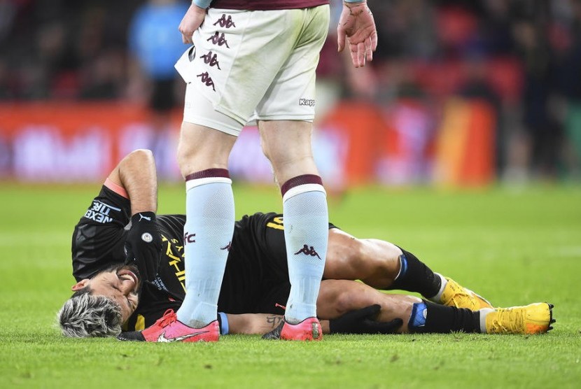 Penyerang Manchester City, Sergio Aguero tampak kesakitan pada laga final Piala Liga Inggris, Villa Vs Man City, Senin dinihari.