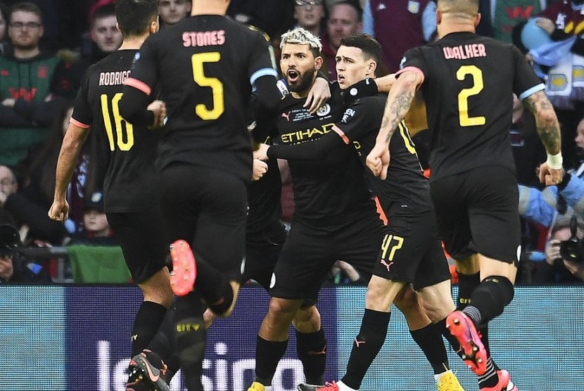 Penyerang Manchester City Sergio Aguero (tengah) merayakan golnya ke gawang Aston Villa pada final Piala Liga Inggris 2019/2020 di Stadion Wembley, Senin (2/3) dini hari WIB.