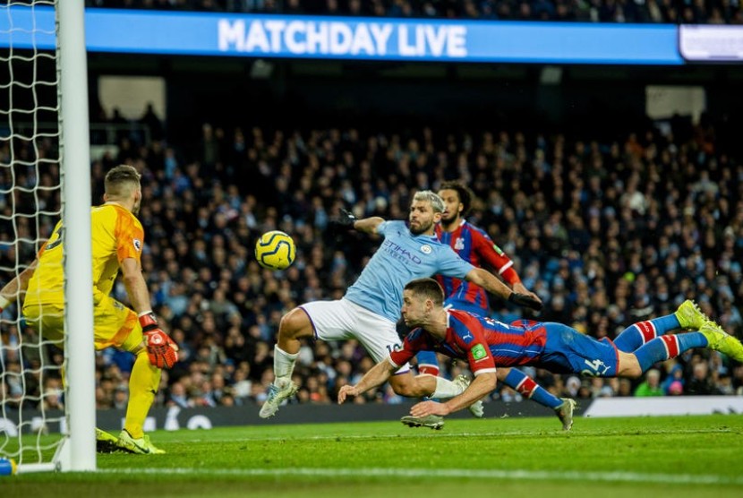 Penyerang Manchester City Sergio Aguero (tengah) saat hendak menjebol gawang Crystal Palace.
