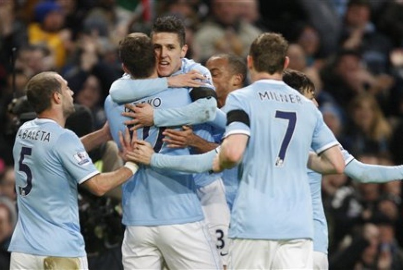 Penyerang Manchester City Stevan Jovetic berrsama rekan-rekannya merayakan golnya ke gawang Chelsea pada laga 16 besar Piala FA, Ahad (16/2) dini hari WIB.