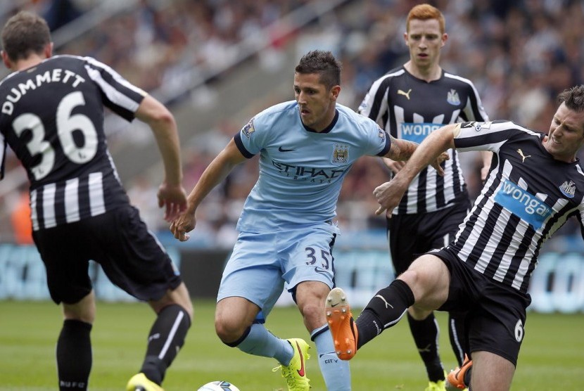 Penyerang Manchester City, Stevan Jovetic (tengah).