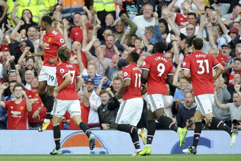 Penyerang Manchester United Marcus Rashford (kiri) merayakan golnya ke gawang Leicester City bersama rekan-rekannya.