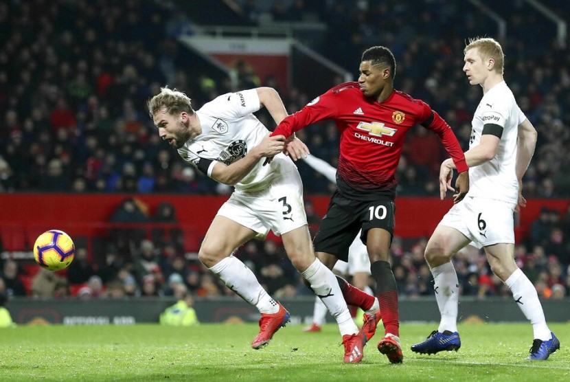 Penyerang Manchester United Marcus Rashford (tengah) berduel bola dengan pemain Burnley.