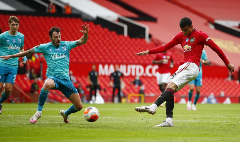 Penyerang Manchester United Mason Greenwood (kanan) mencetak gol ke gawang Bournemouth pada lanjutan Liga Primer Inggris di Old Trafford, Sabtu (4/7)..
