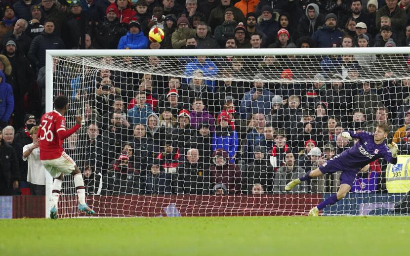 Penyerang Manchester United (MU) Anthony Elanga saat gagal mengeksekusi penalti ke gawang Middlesbrough di Piala FA.