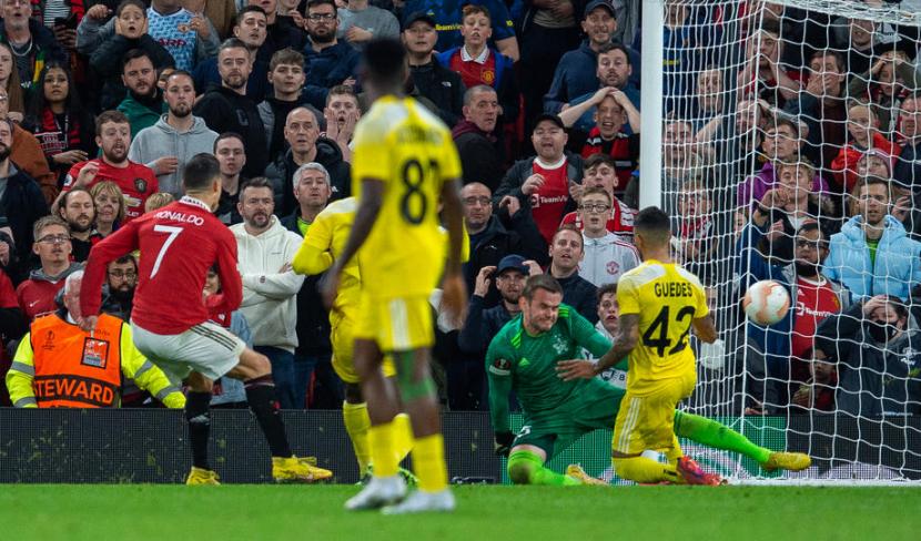 Penyerang Manchester United (MU) CRistiano Ronaldo (kanan) saat mencetak gol ke gawang Sheriff Tiraspol.