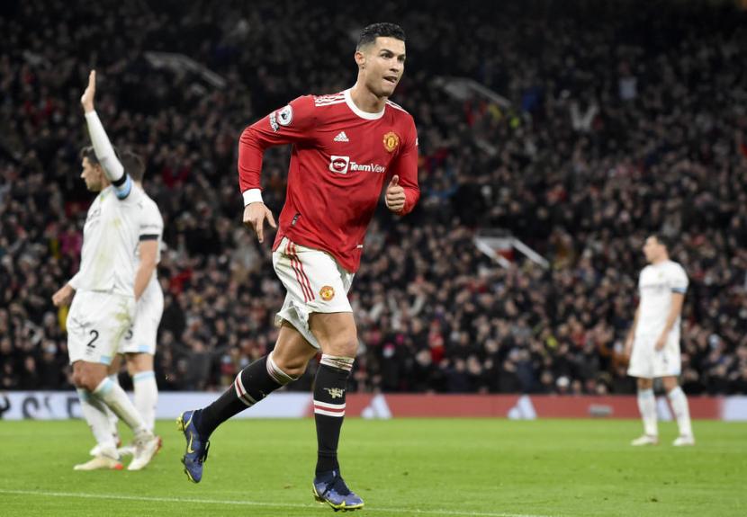Penyerang Manchester United (MU) Cristiano ROnaldo merayakan golnya ke gawang Burnley dalam lanjutan Liga Primer Inggris di Old Trafford, Jumat (31/12) dini hari WIB.